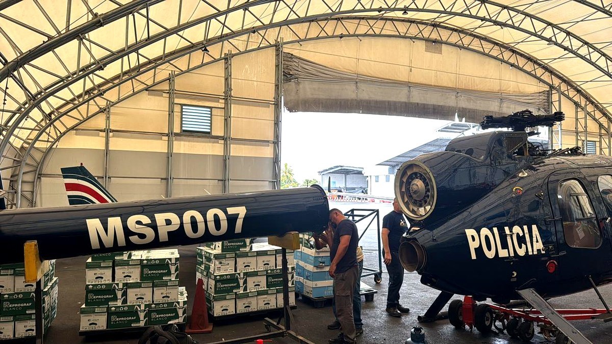 Helicóptero MD600 del Servicio de Vigilancia Aérea en hangar ARESA